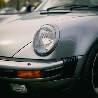 Front view of a classic Porsche 911 G-Series (1973–1989), ideal for bespoke leather luggage and handcrafted travel bags by Laurent Nay Maroquinerie.